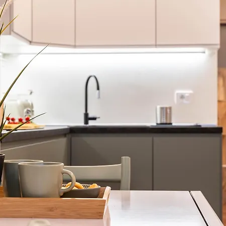 Newly Apt, Free Big Garage, Self Check-in & Access Apartman Como
