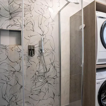 Newly Apt, Free Big Garage, Self Check-in & Access